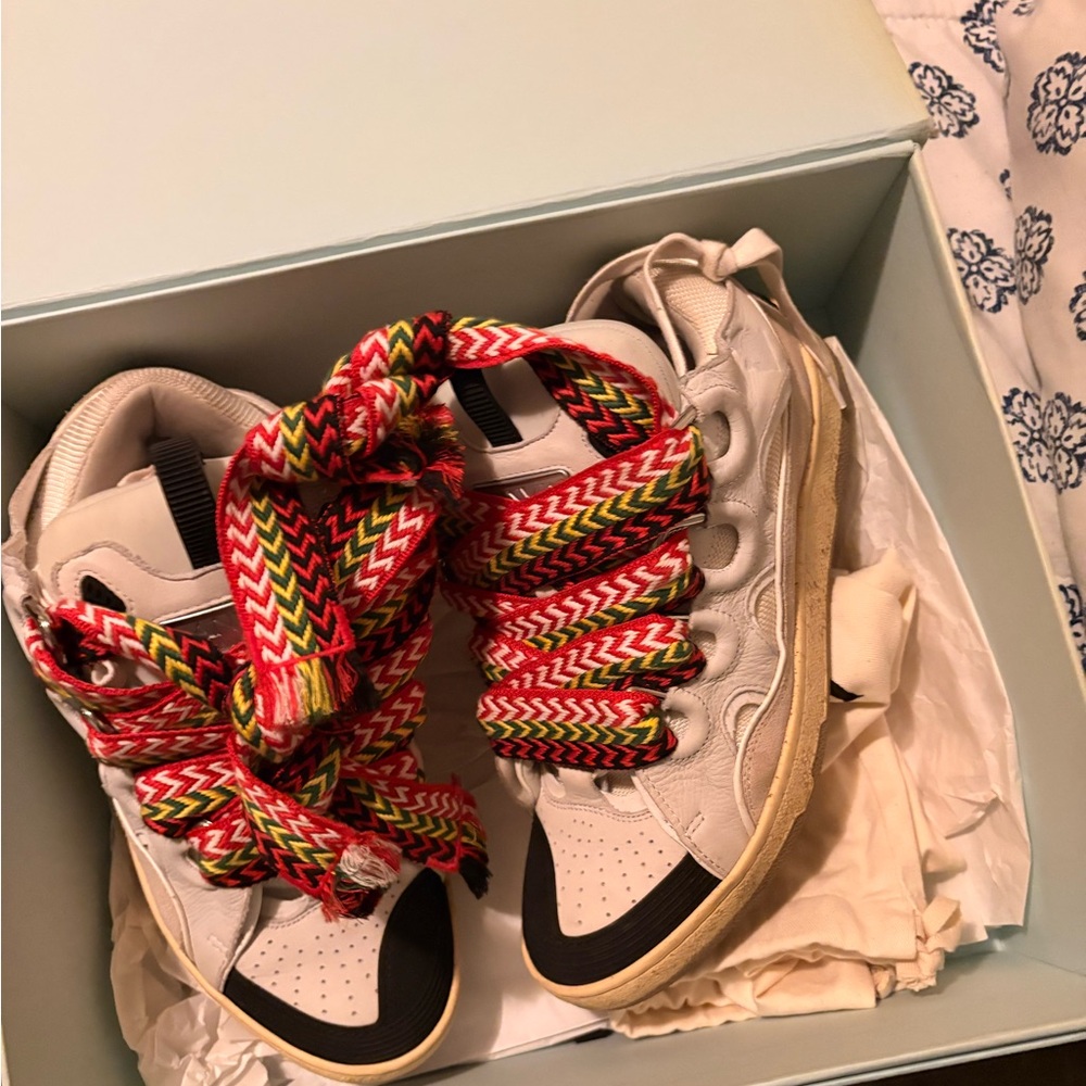 Stylish Sneakers with Colorful Laces